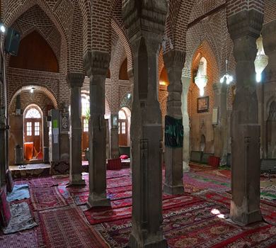 مسجد جامع ترک و سنگ‌هایی که در برابر هنر به تعظیم درآمده‌اند!