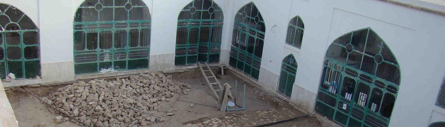 Džamija Joym, 500 godina stara građevina s kamenim oltarom i propovjedaonicom