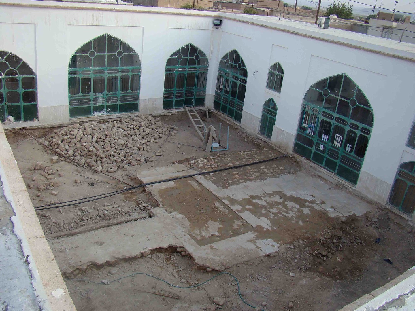 Džamija Joym, 500 godina stara građevina s kamenim oltarom i propovjedaonicom