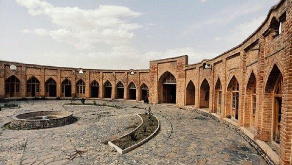 Karavan-saraj od cigle i kameni karavan-saraj Anžire, dva svjetska spomenika udaljena svega 500 metara